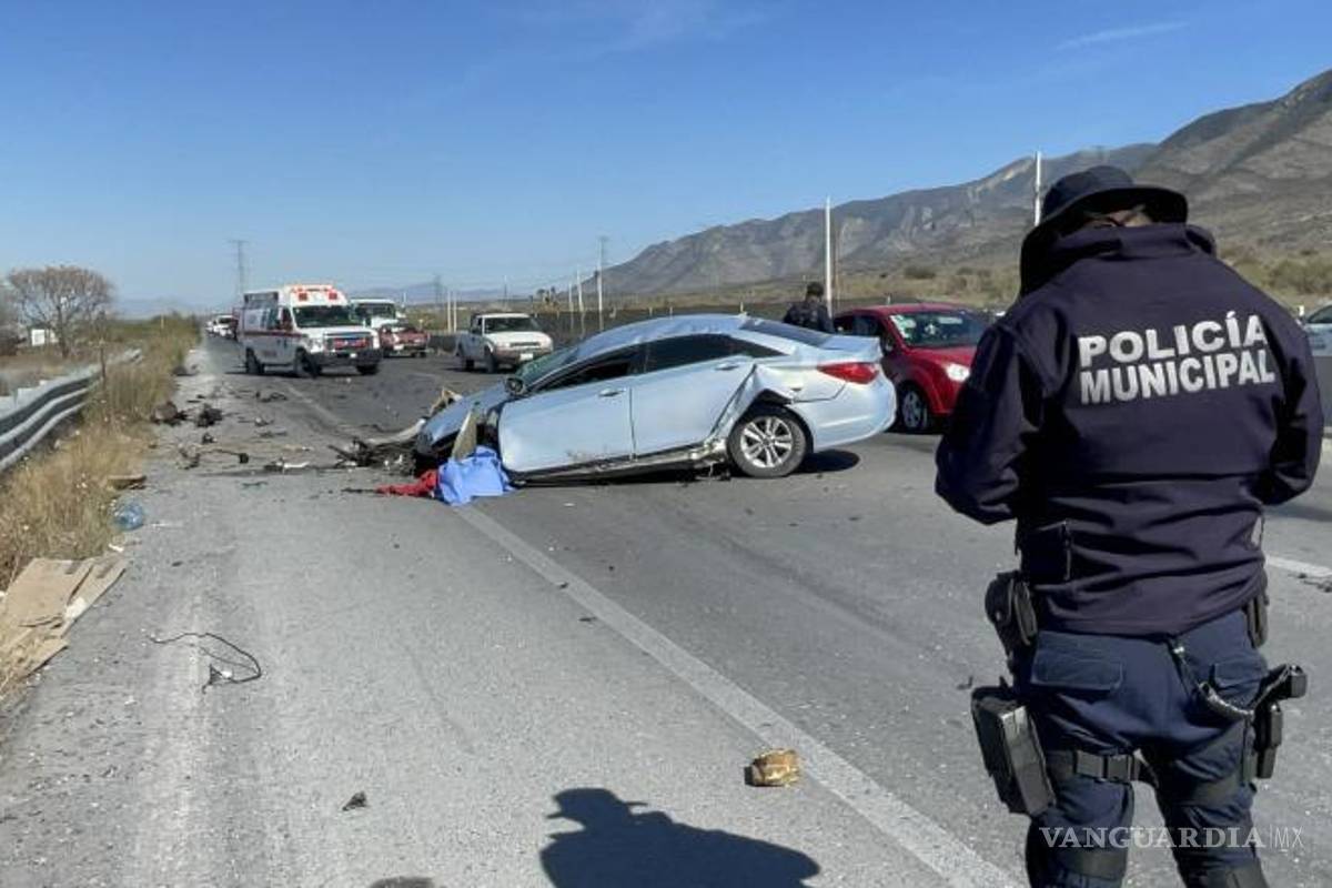 $!Elementos de la Policía del Estado y municipal resguardaron la zona del accidente mientras peritos de la Fiscalía realizaban las diligencias correspondientes y documentaban la escena.