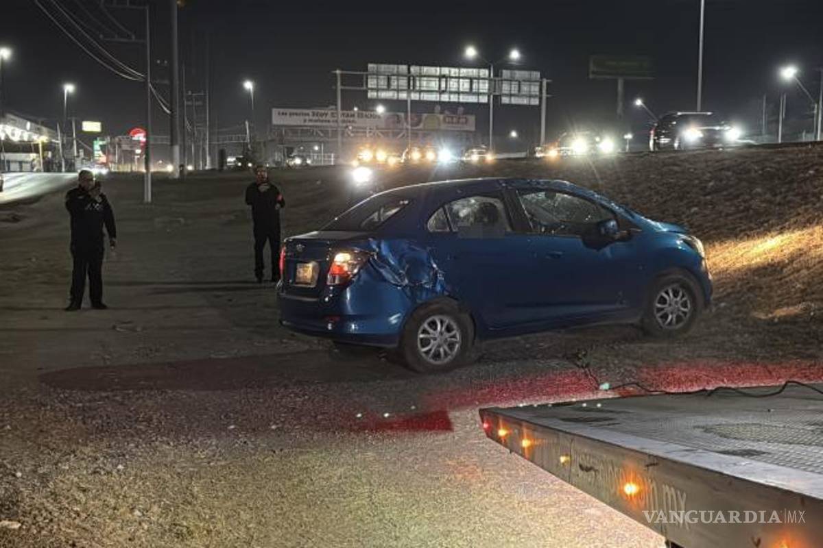 $!Paramédicos de la Cruz Roja acudieron al lugar para valorar a la conductora, quien no requirió traslado hospitalario.