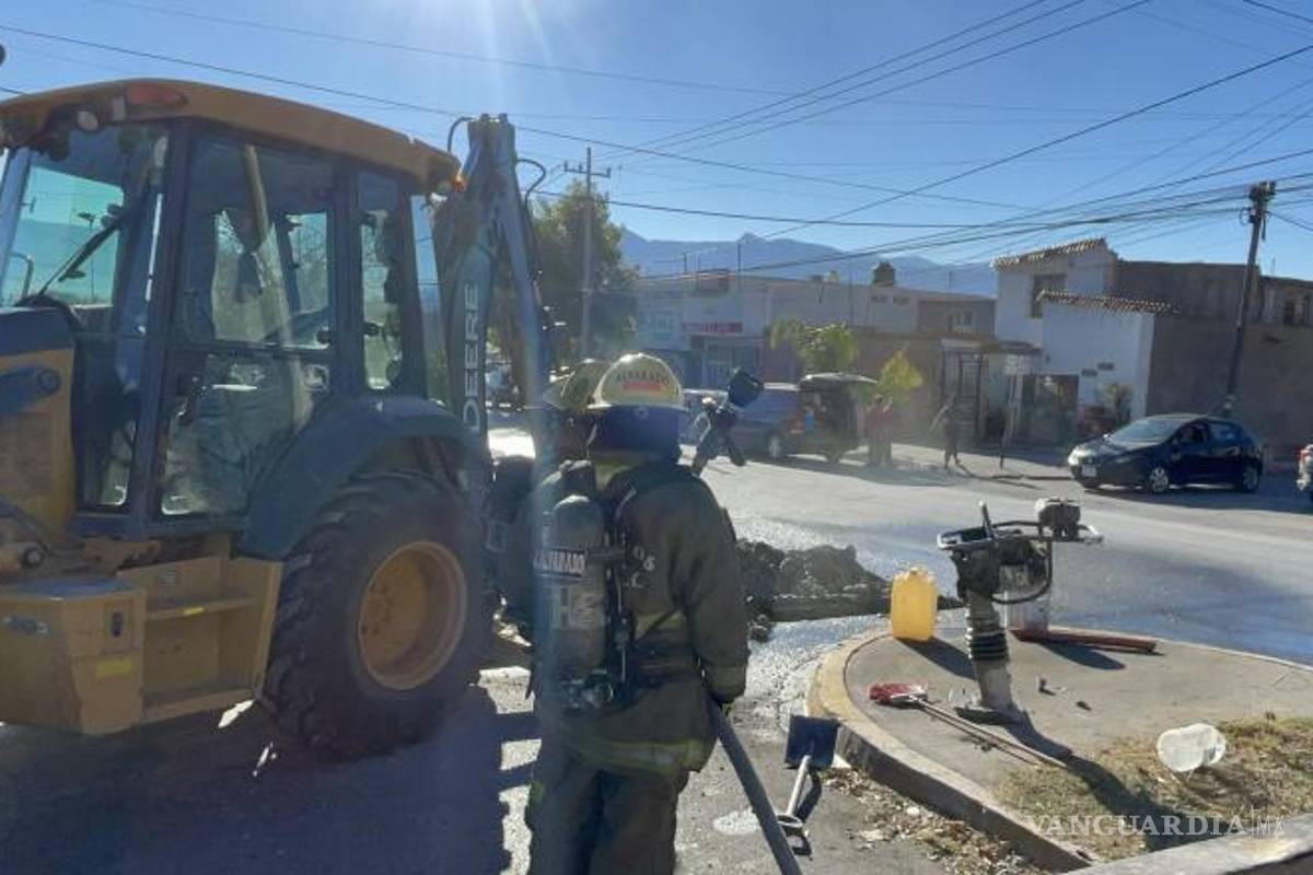 $!Elementos del Cuerpo de Bomberos acudieron al lugar para asegurar la zona.