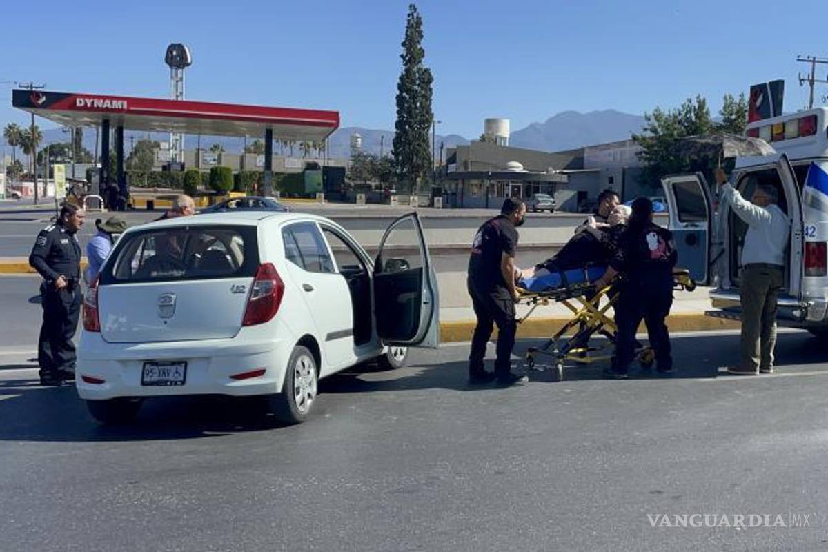 Saltillo: Vehículo se impacta por llanta ponchada; dos personas de la tercera edad resultan lesionadas