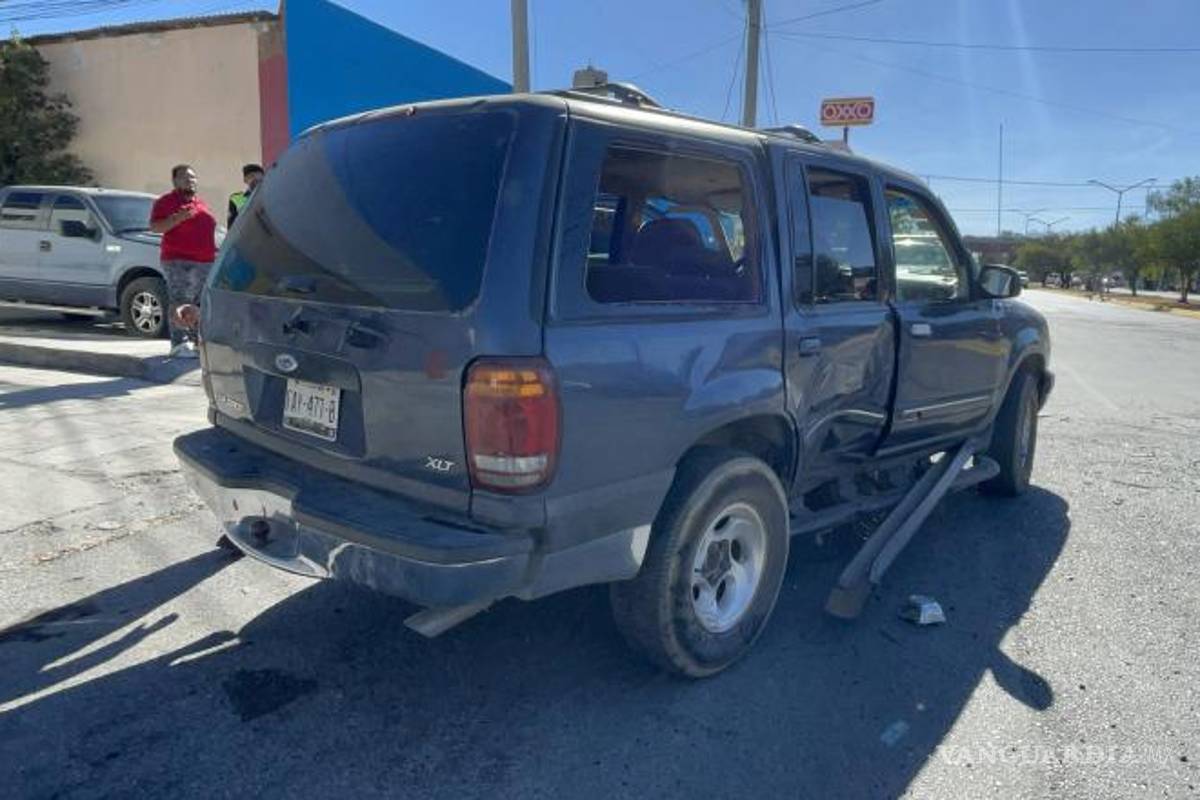 Saltillo: Le ceden el paso, pero otro vehículo avanza y provoca accidente en Colinas del Sur