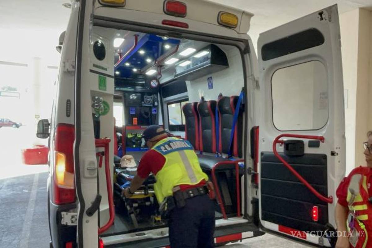 $!Paramédicos auxiliaron al afectado y lo trasladaron a un hospital de la localidad.