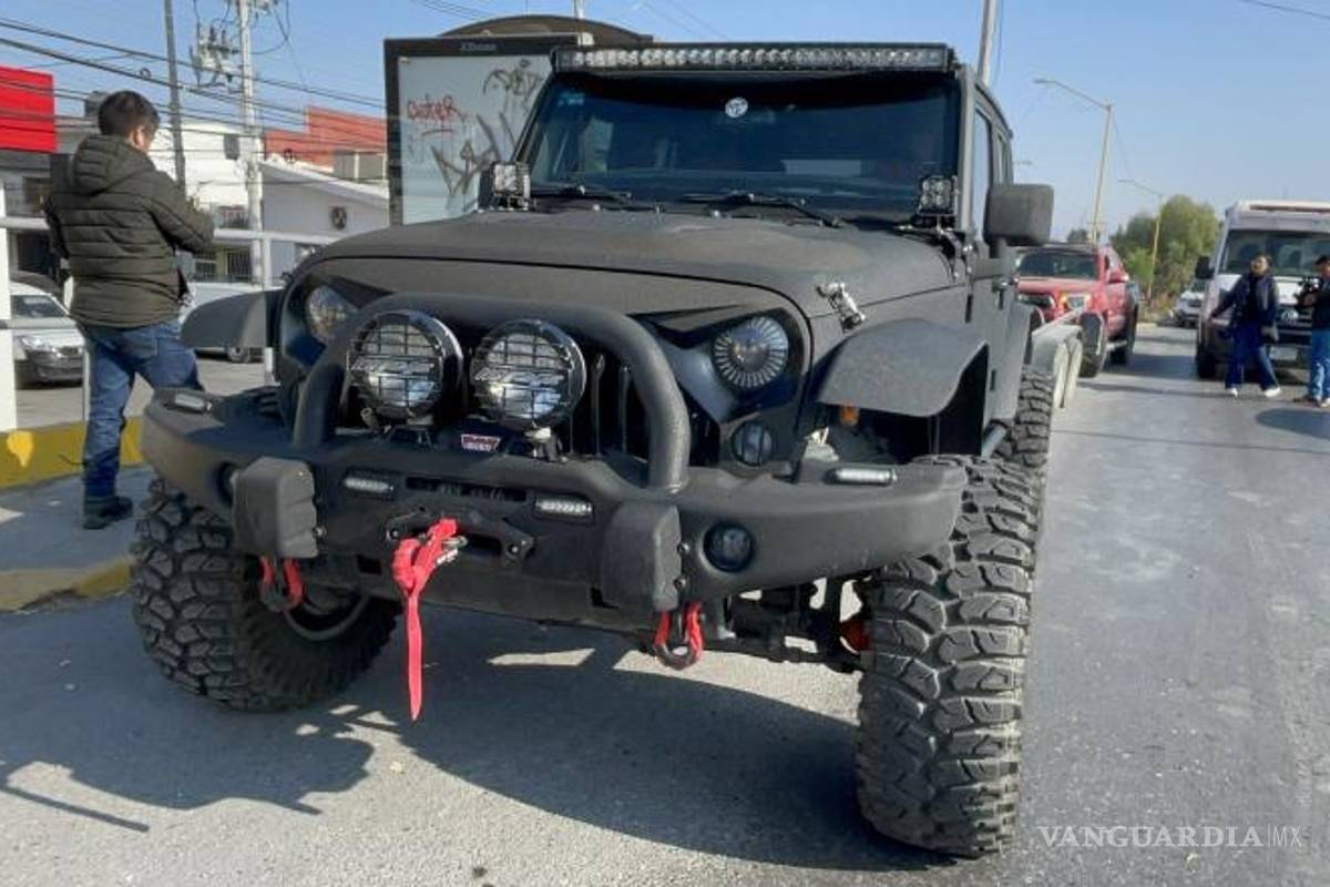 $!Agentes de Tránsito Municipal detuvieron al conductor del vehículo para deslindar responsabilidades.