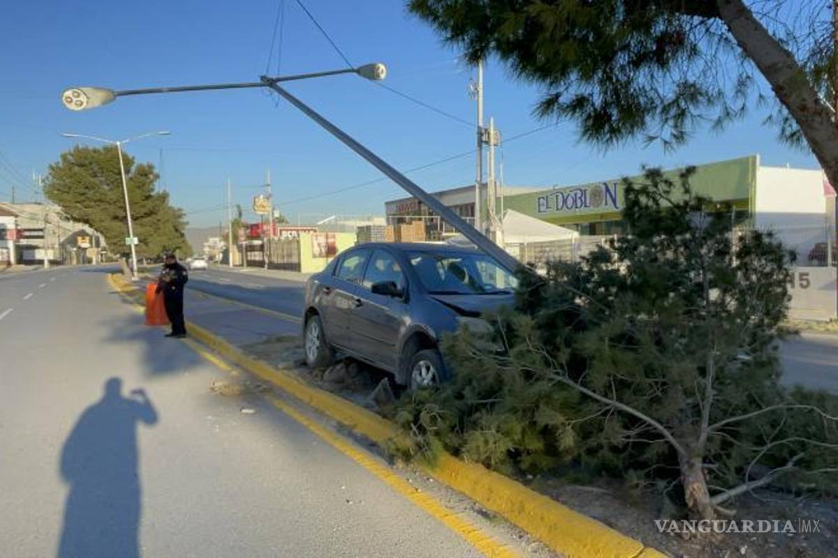 $!Policía Municipal acudió al lugar para tomar conocimiento del accidente sin lesionados.