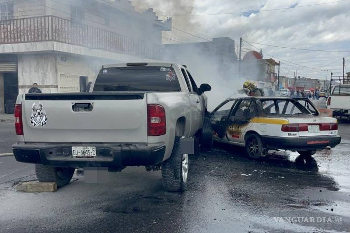$!Elementos de Tránsito y Bomberos coordinan las labores de retiro de vehículos y aseguramiento de la zona.