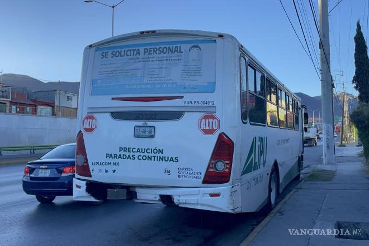 $!Autoridades de Tránsito Municipal acudieron para realizar el peritaje y agilizar la circulación.