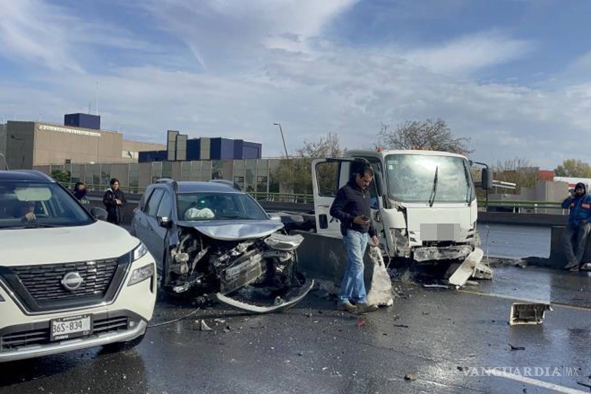 $!Una camioneta Honda BR-V resultó dañada al colisionar con los muros movidos por el impacto.