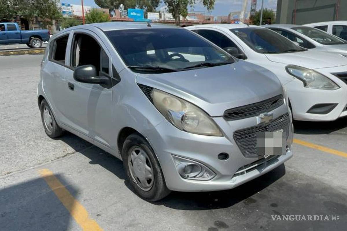 $!El semáforo en rojo no detuvo al conductor, quien embistió a los peatones.