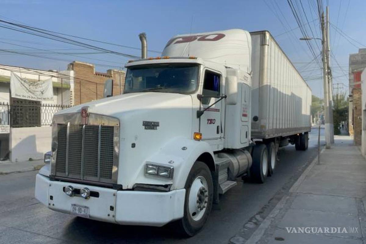 $!El tráiler involucrado permanecIió detenido mientras se realizan maniobras de reparación.