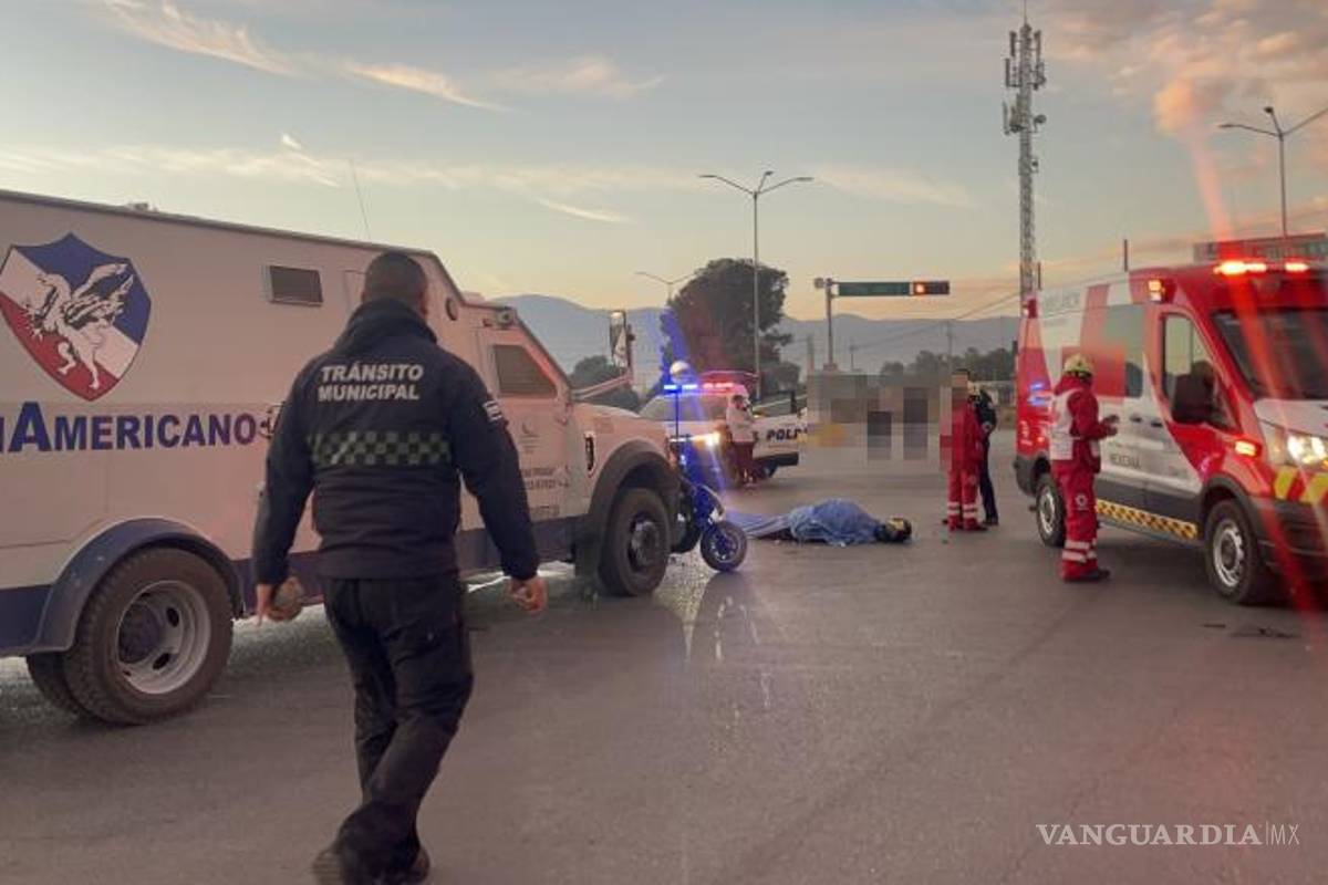 $!Paramédicos confirmaron el fallecimiento del motociclista en el lugar del percance.