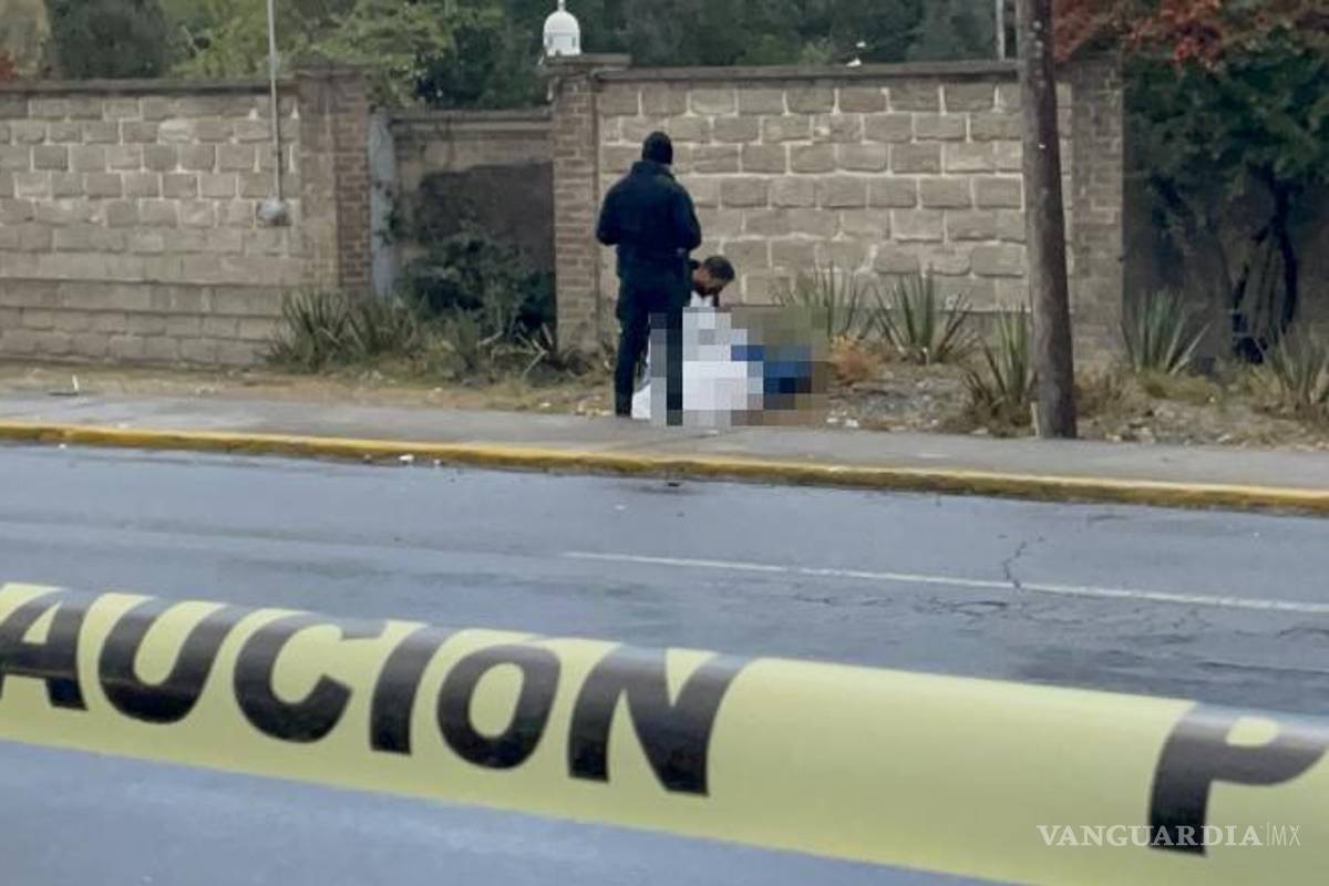 $!Agentes municipales resguardan la zona donde un hombre fue atropellado en el oriente de la ciudad.