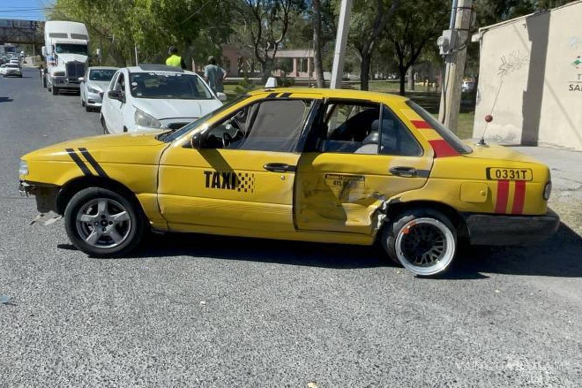 $!Las unidades involucradas fueron llevadas al corralón mientras se deslindan responsabilidades.