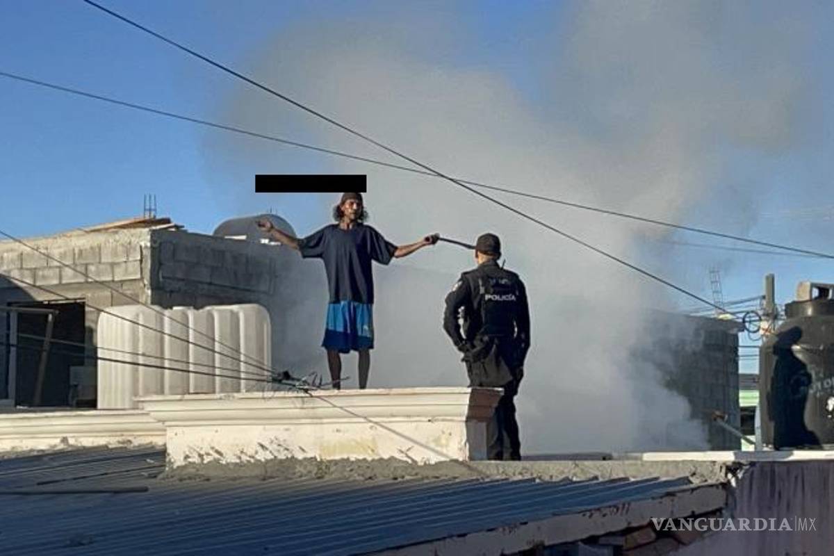 $!Elementos de la Policía Municipal intentaron dialogar con el hombre antes de que bajara por su cuenta.