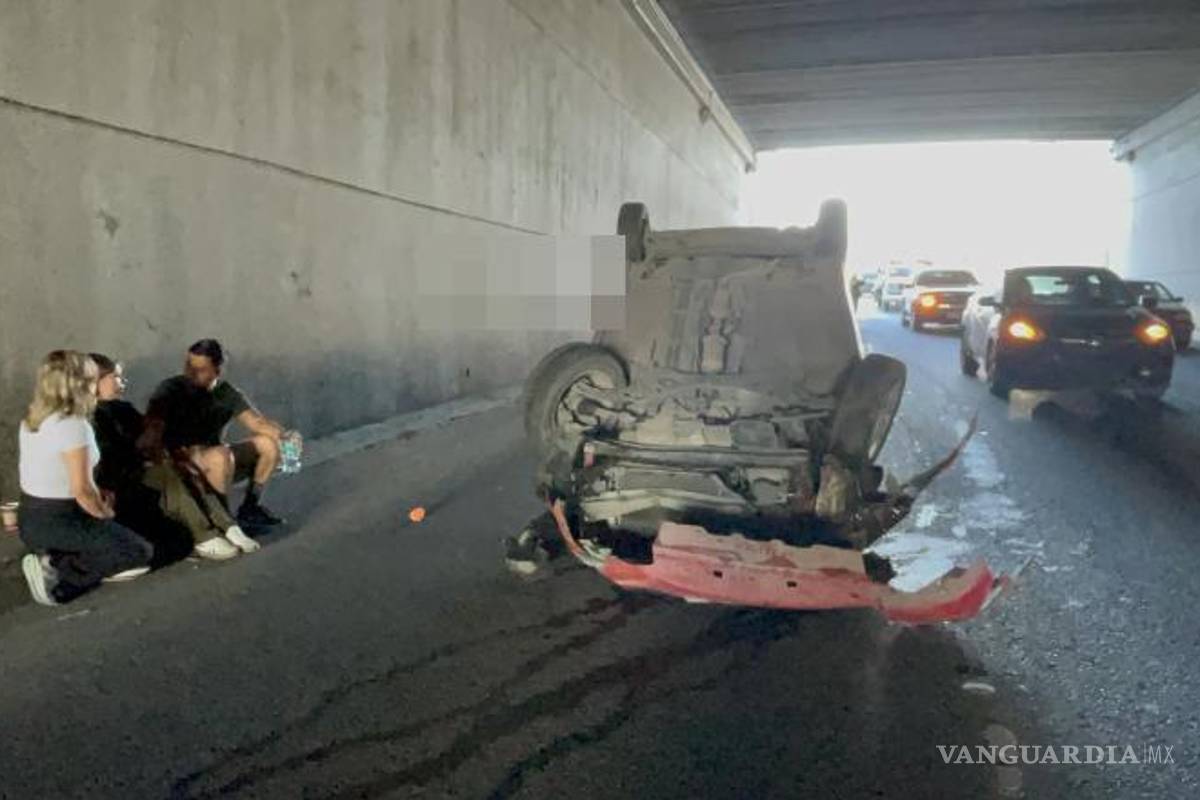 $!La conductora fue ayudada a salir por testigos que se detuvieron en el lugar del accidente.