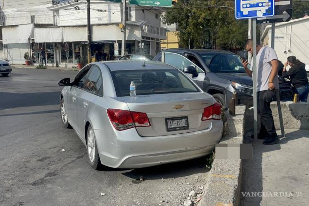 $!El Chevrolet Cruze terminó con daños en la parte lateral trasera derecha y una pasajera resultó con una cortada en el rostro tras el fuerte impacto.
