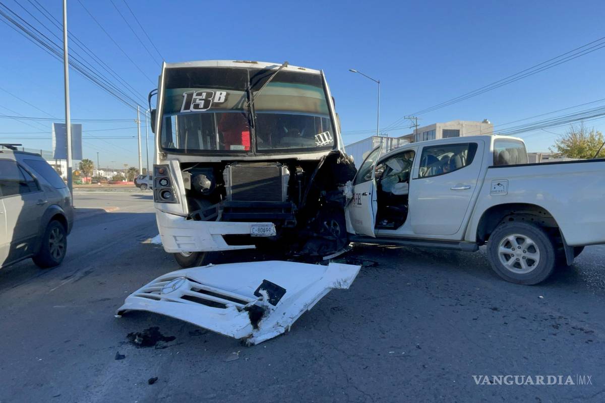 Se queda dormido al volante y se estrella contra ruta 13B en Saltillo; pasajero lesionado