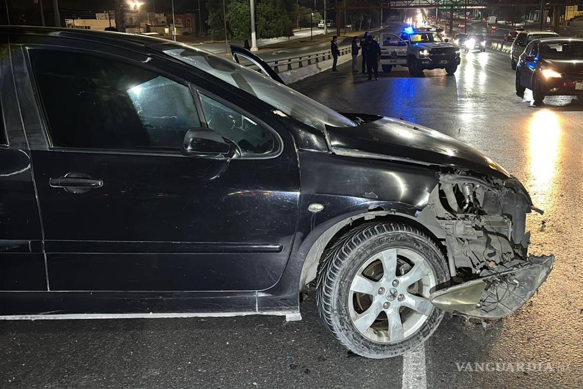 $!El vehículo terminó girado y obstruyendo dos carriles tras el fuerte impacto.
