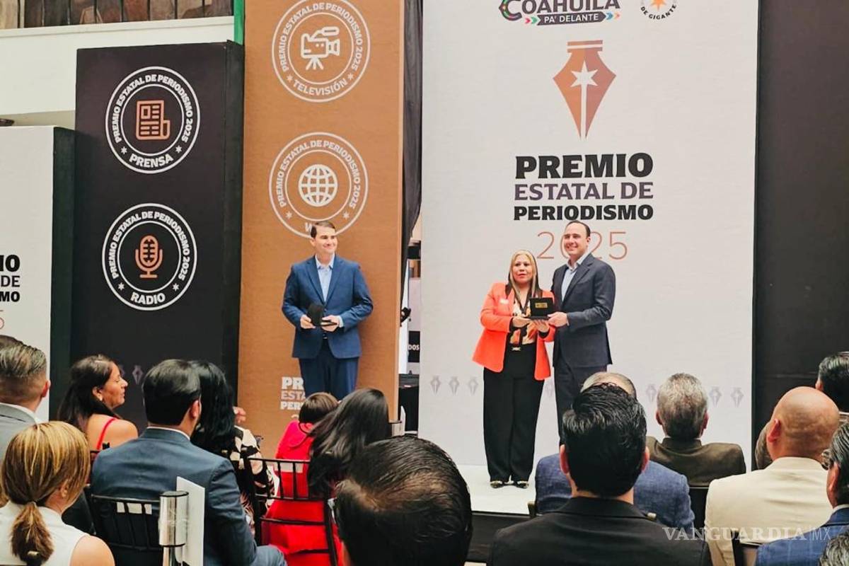 $!Aracely Chantaka fue reconocida por su trayectoria periodística.