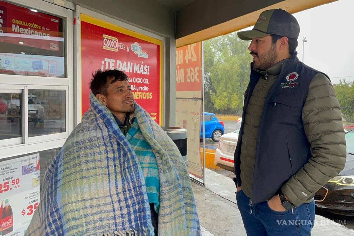 $!Entrega de cobijas y apoyo directo a personas en situación de calle durante la temporada invernal.