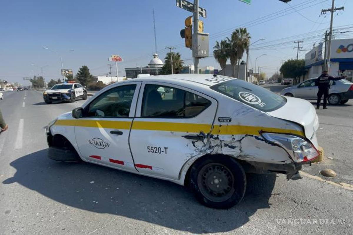 $!Se atraviesa taxista al dar vuelta y provoca percance en Saltillo