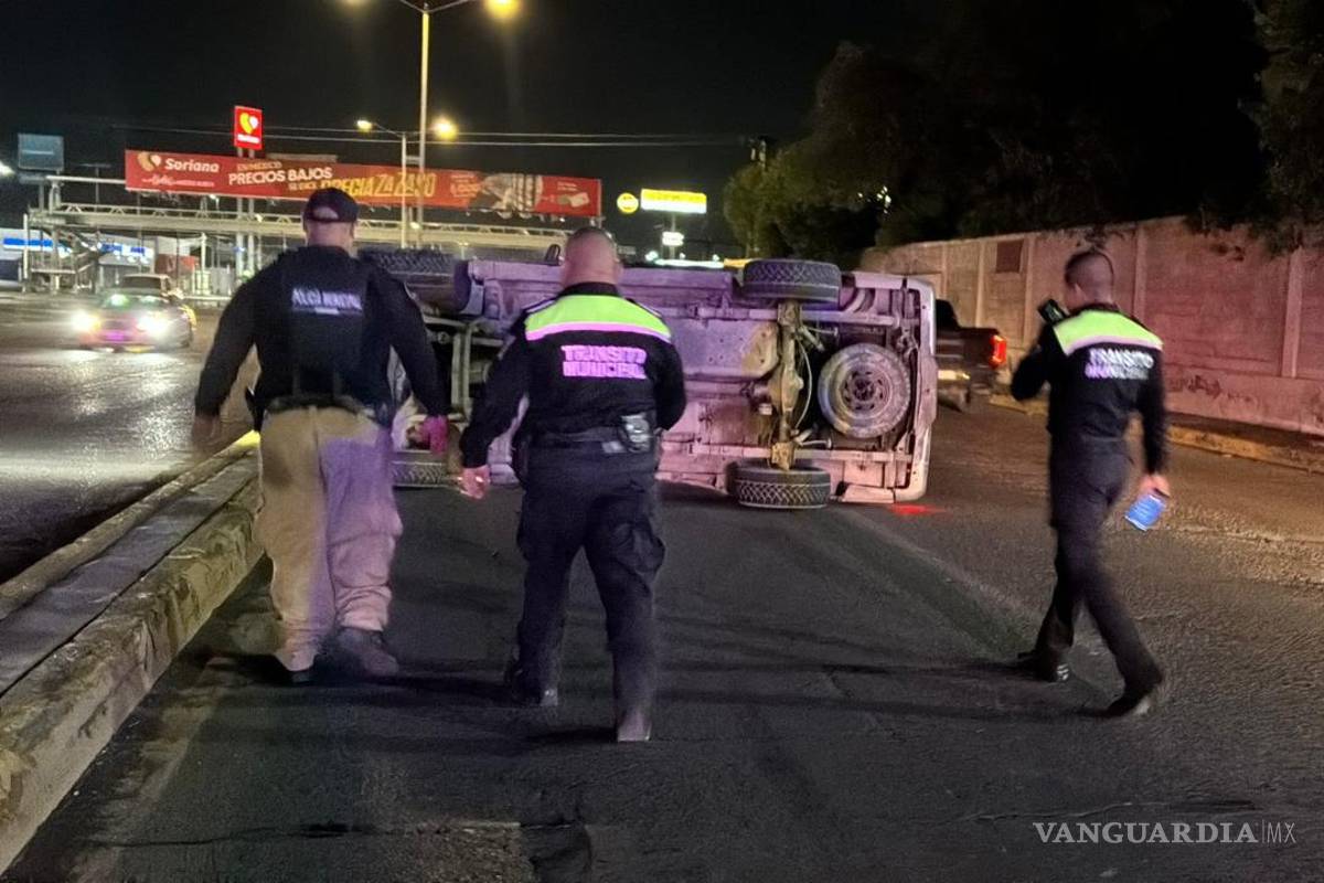 Vuelca conductor su camioneta y se da a la fuga, al sur de Saltillo