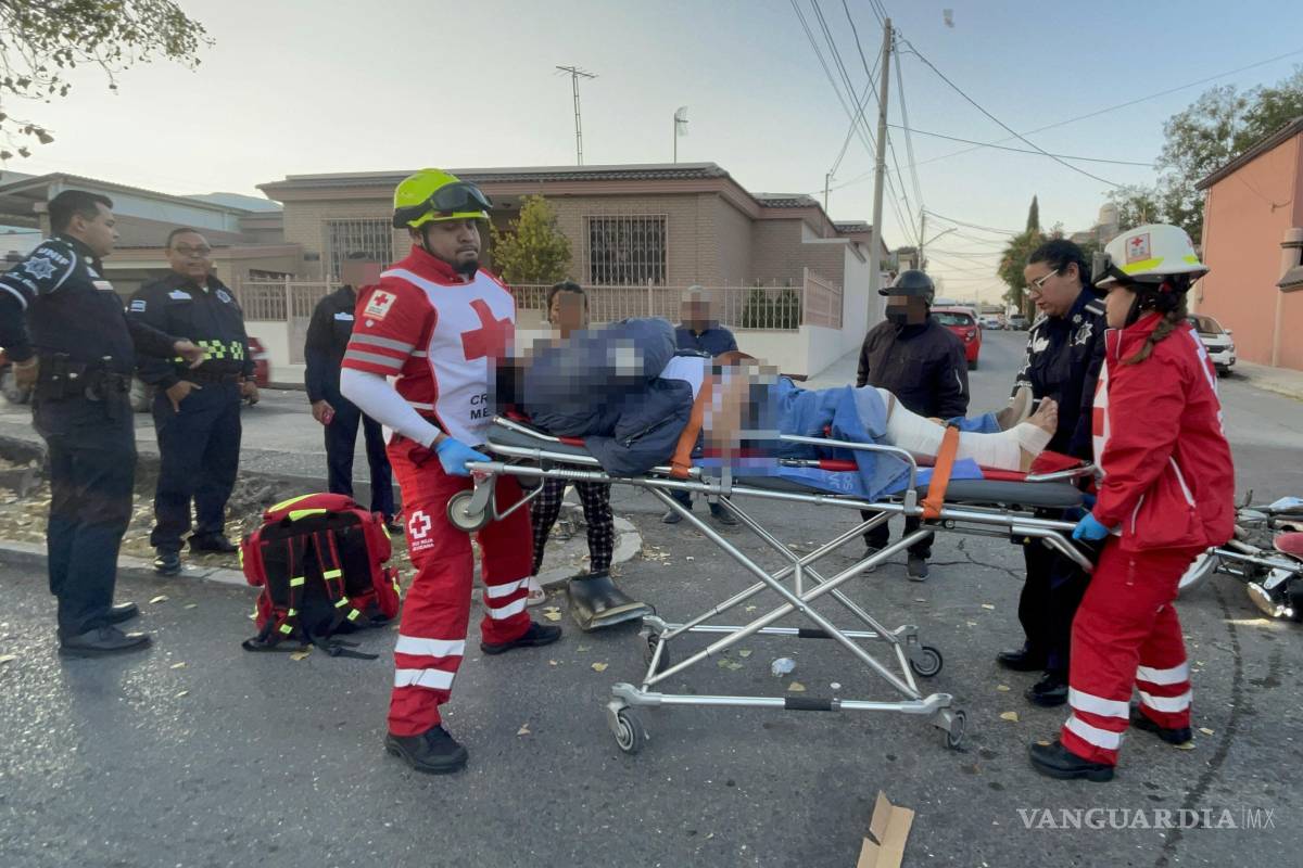 No ve a motociclista y le corta el paso en Saltillo; termina con probable fractura