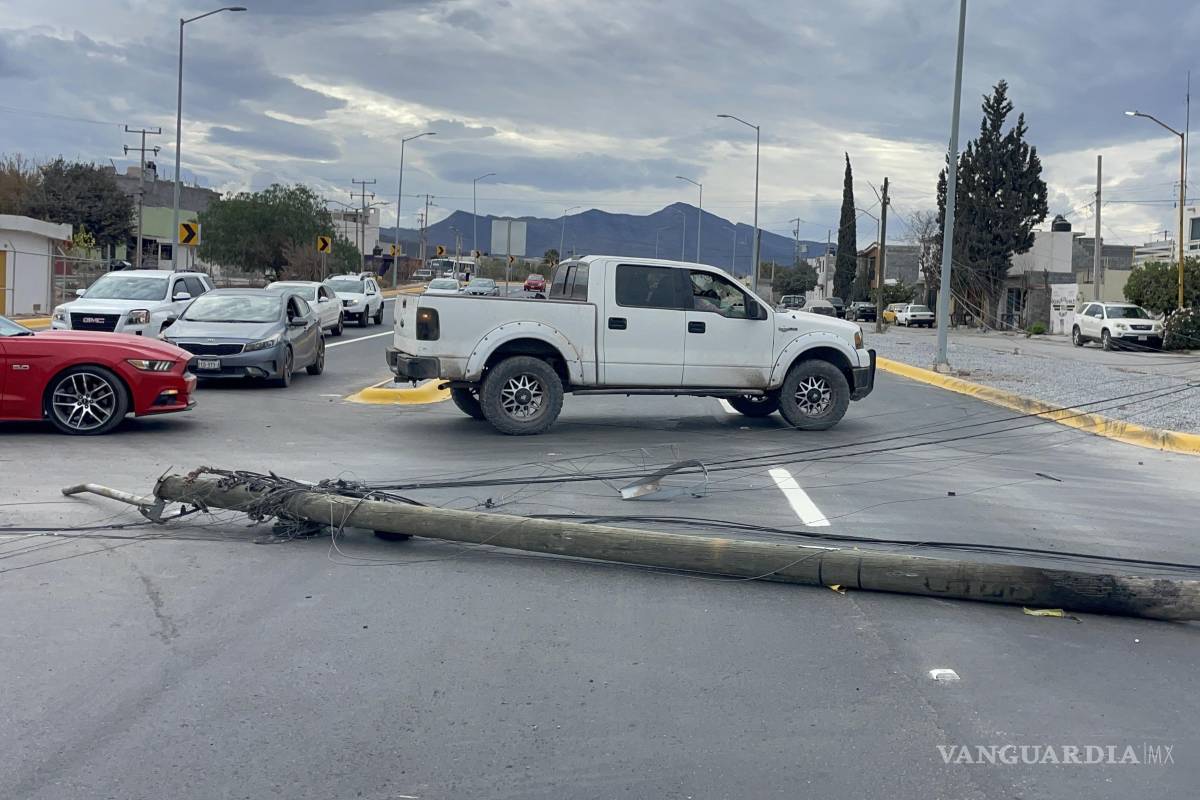 No duró nada: ‘estrena’ tráiler prolongación Nazario Ortiz Garza tumbando un poste de luz