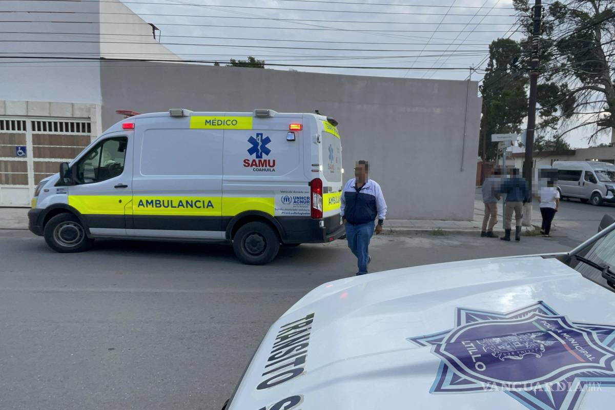Derrapa motociclista y choca contra automóvil en Saltillo; resulta lesionado