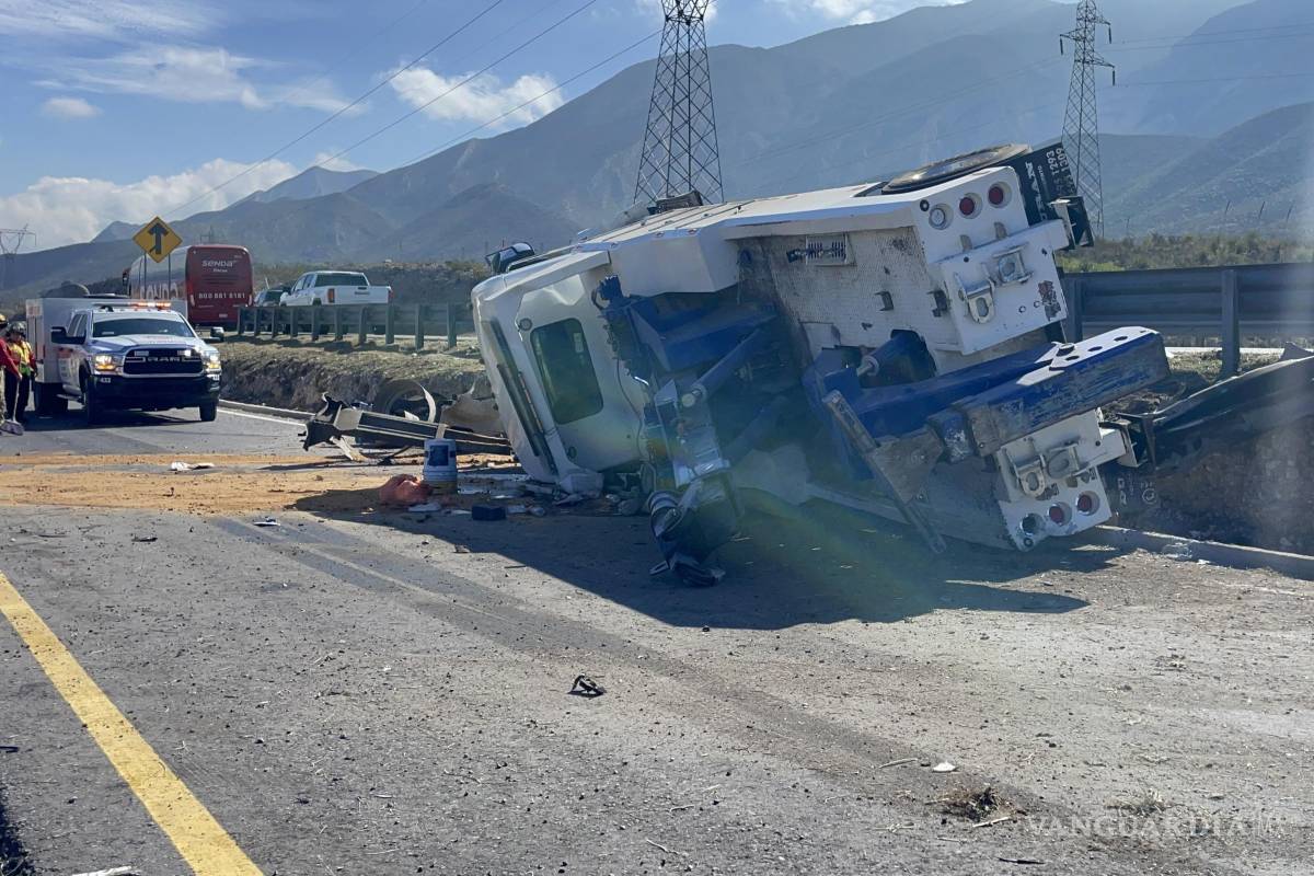 Vuelca grúa tras perder el control en la Saltillo-Monterrey; conductor ileso