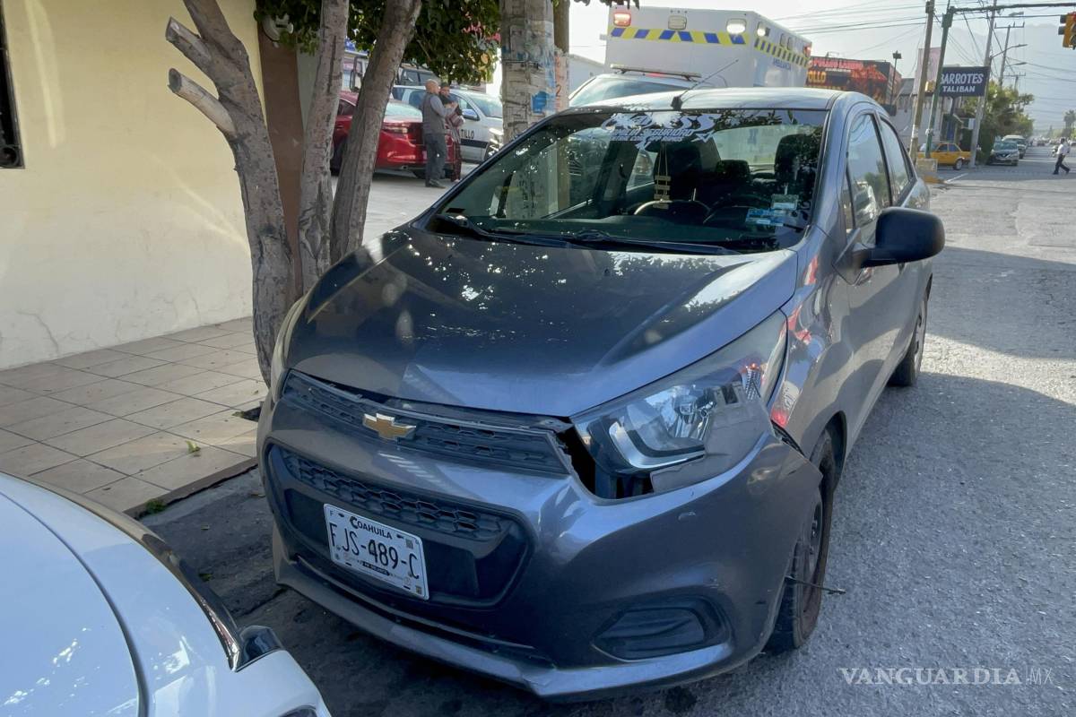 Motociclista impacta taxi y sale disparado hacia banqueta en Saltillo