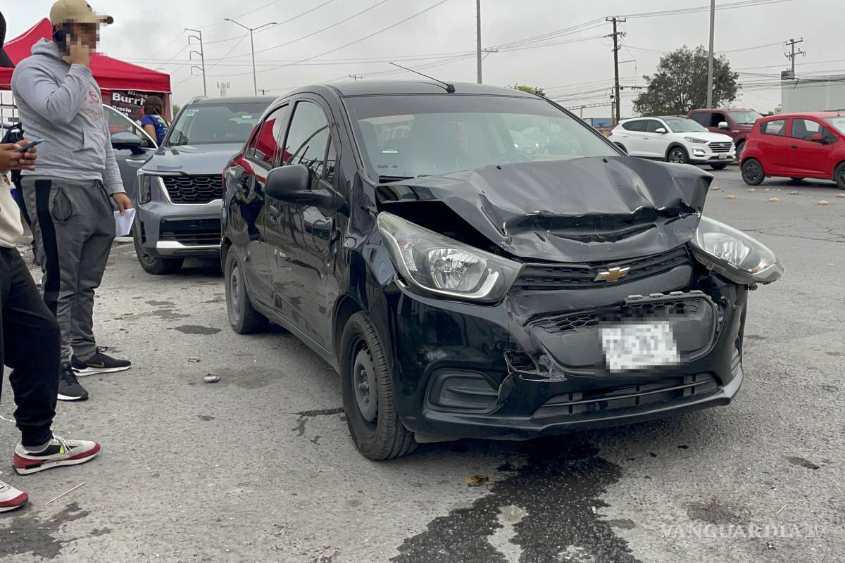Choca por alcance conductor de aplicación tras no guardar distancia en Saltillo