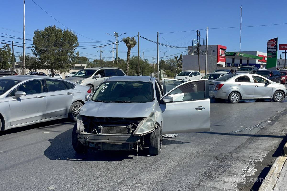 Saltillo: se atraviesa sin precaución y causa accidente en Paseo de la Reforma