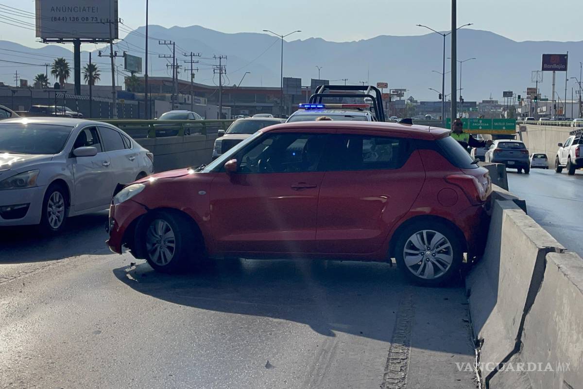 Queda atravesado tras chocar contra muro de contención, en Saltillo