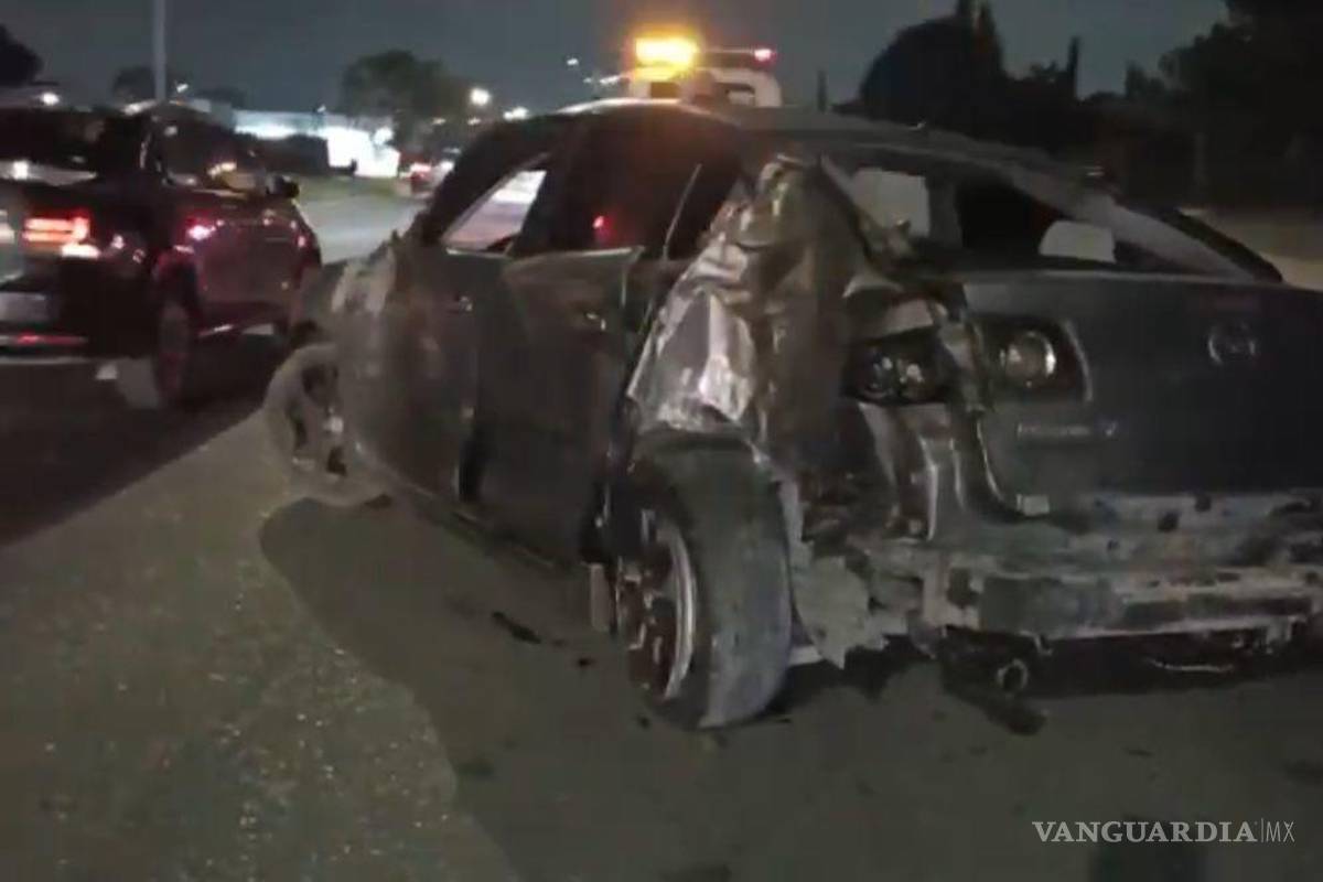 $!El vehículo Mazda quedó completamente destruido tras el fuerte accidente en Lomas de Lourdes.