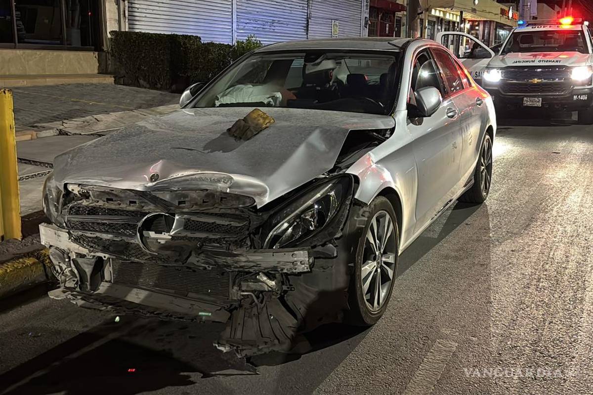 $!El conductor del Mercedes Benz causó un accidente al ignorar vía preferencial al norte de la ciudad.