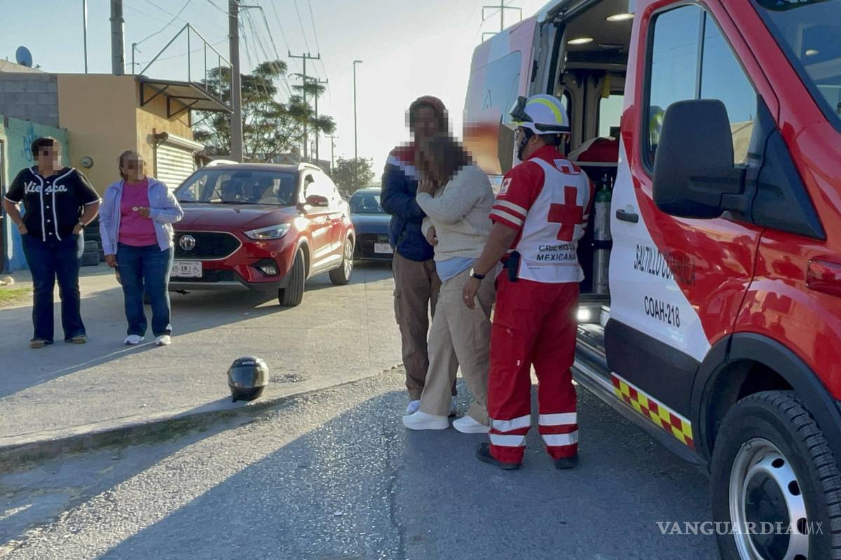 Derriba conductora a pareja de motociclistas en Saltillo; circulaban por la ciclovía
