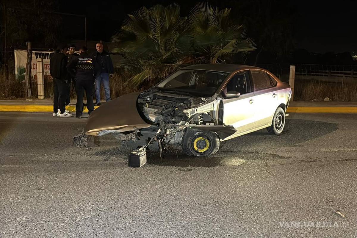 Joven pierde el control de su auto en curva y termina estampado contra una barda, al norte de Saltillo