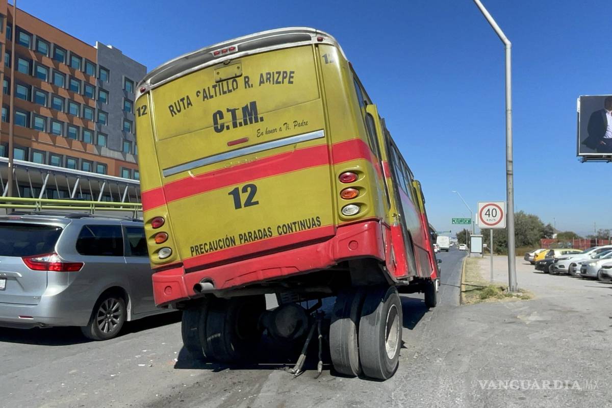 Se desplaza el eje trasero de la ruta Ramos Arizpe-Saltillo y queda sobre sus neumáticos