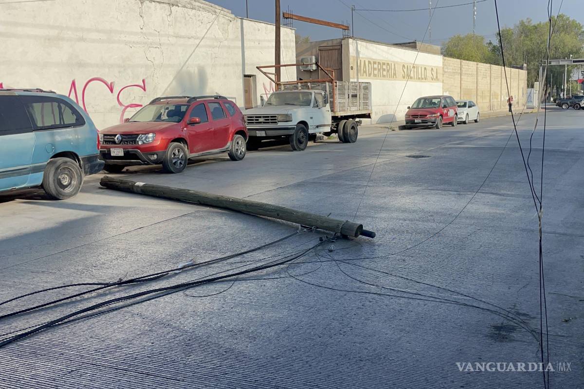 Derriba tráiler poste y ocasiona caos vial en la Zona Centro de Saltillo