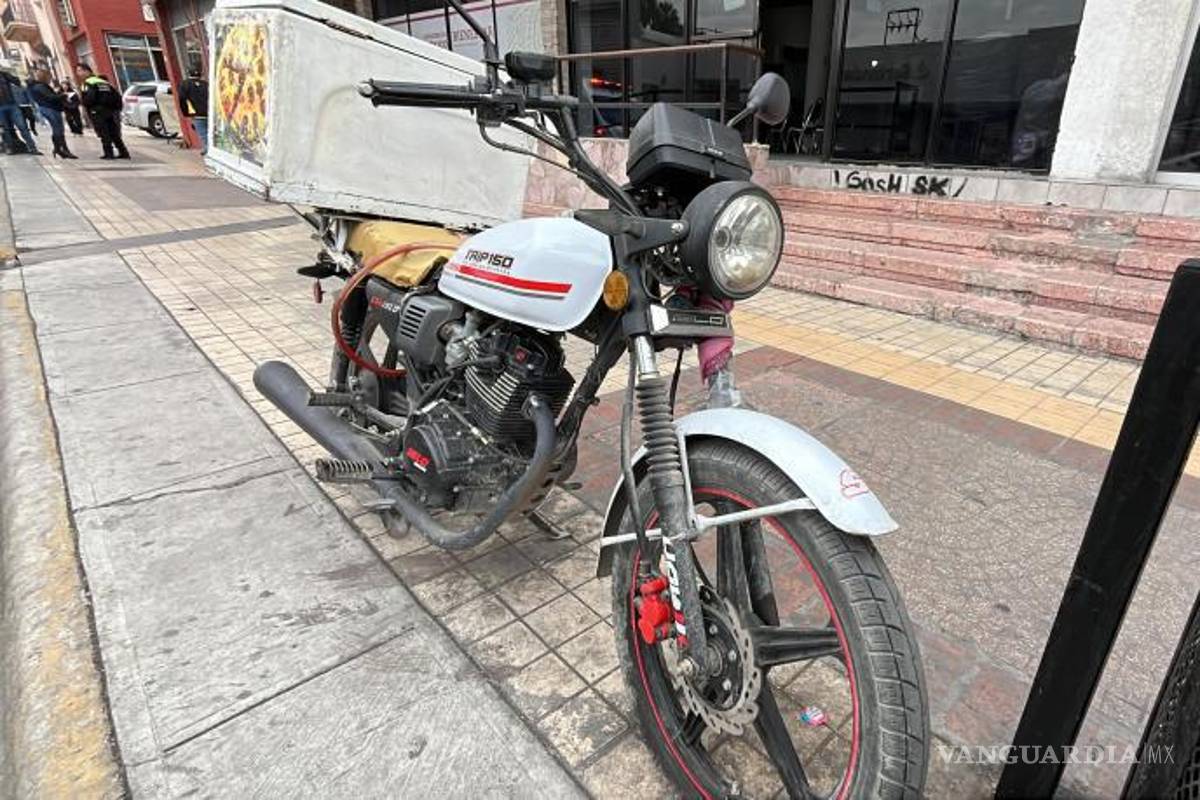 $!Alejandro ¨N¨ cayó de su motocicleta frente a las oficinas de Correos de México en la Zona Centro.