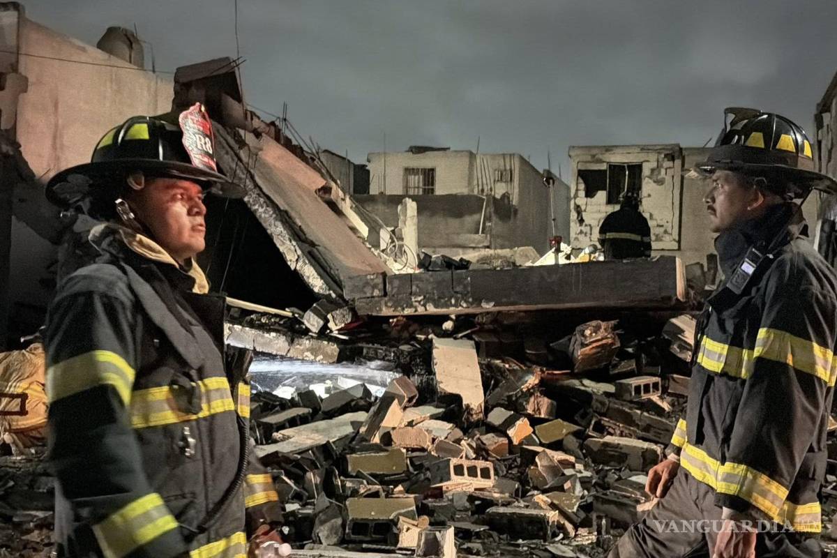 $!Personal de emergencia trabaja entre los escombros en la colonia Los Olmos, donde tres personas perdieron la vida tras múltiples explosiones.