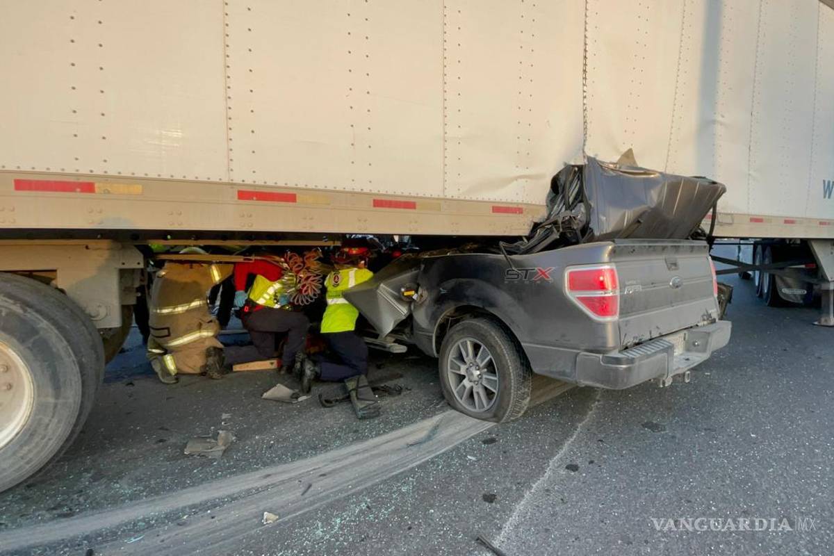 $!La camioneta Ford F-150 quedó casi por completo debajo de la caja del tráiler tras el impacto en el libramiento Óscar Flores Tapia, lo que obligó a un rescate especializado por parte de Bomberos y cuerpos de emergencia de Ramos Arizpe.