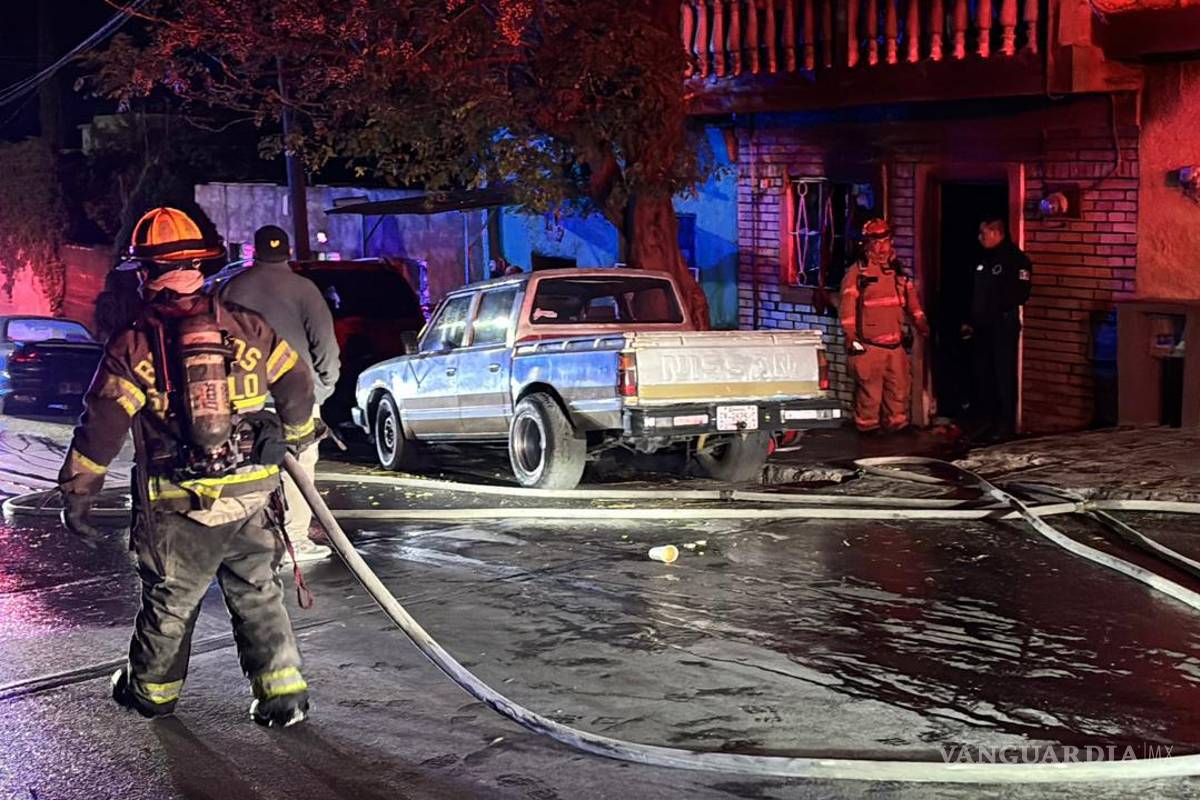 $!Elementos del Cuerpo de Bomberos lograron controlar las llamas y apagar el incendio en la vivienda de la colonia Bellavista.