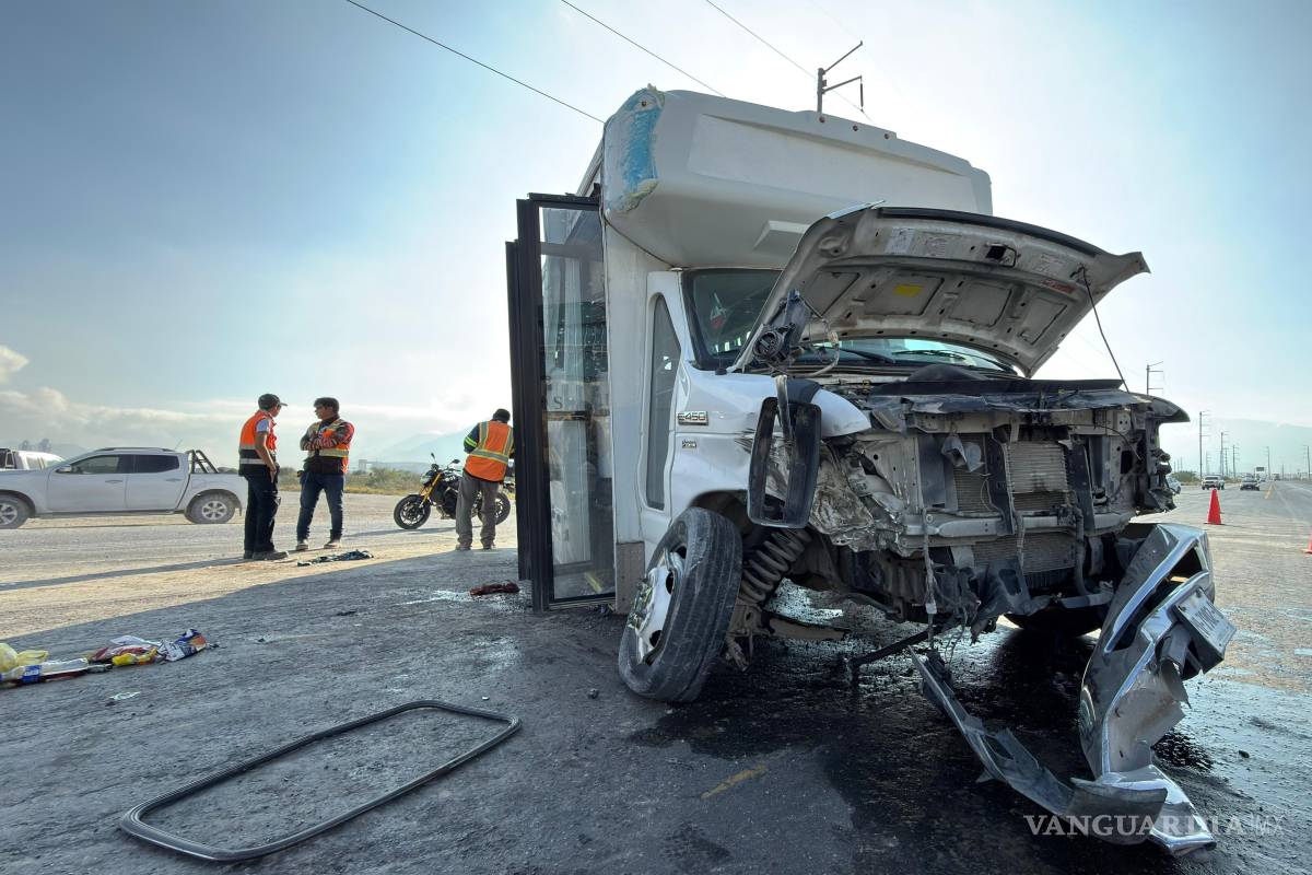 Muere trabajador en el hospital tras aparatoso choque entre transporte de personal y tráiler en la Monclova
