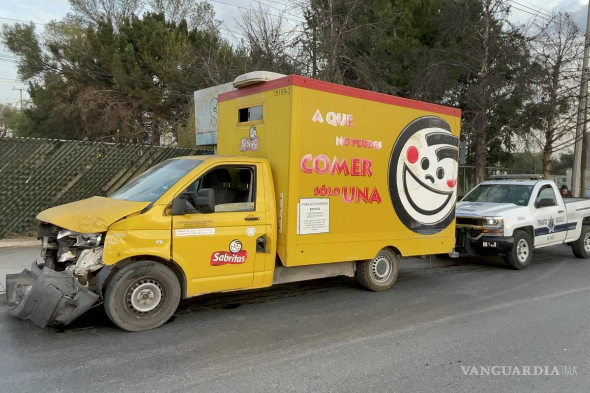 Transporte de personal no respeta semáforo y provoca percance vial al norte de Saltillo