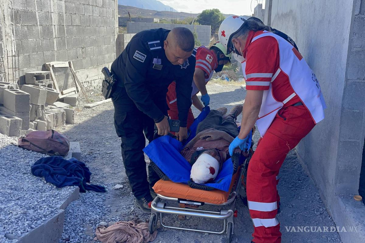 Encuentran a hombre grave entre unas tapias, en Saltillo