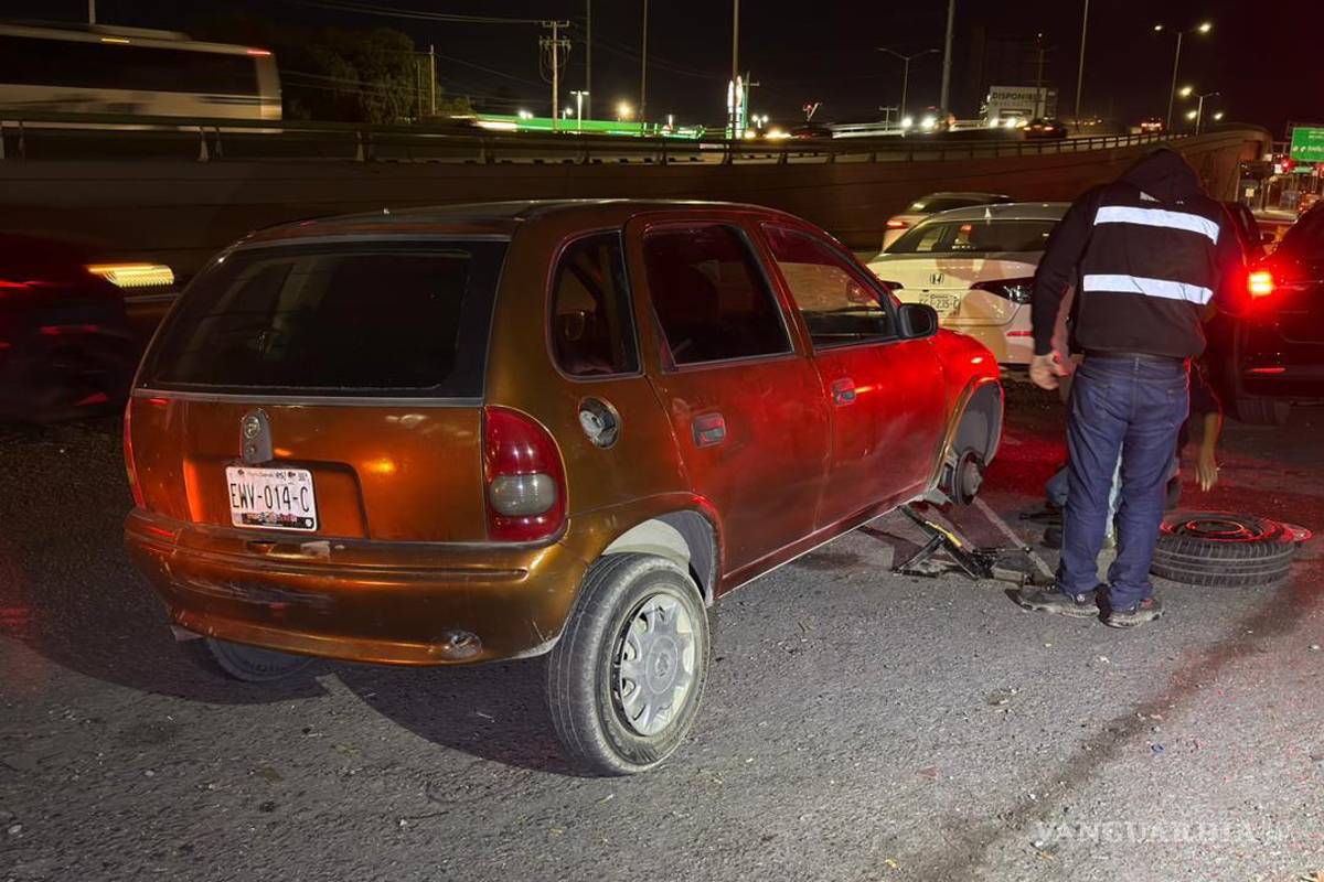 $!La rejilla pluvial fue recolocada luego de provocar afectaciones a automovilistas.