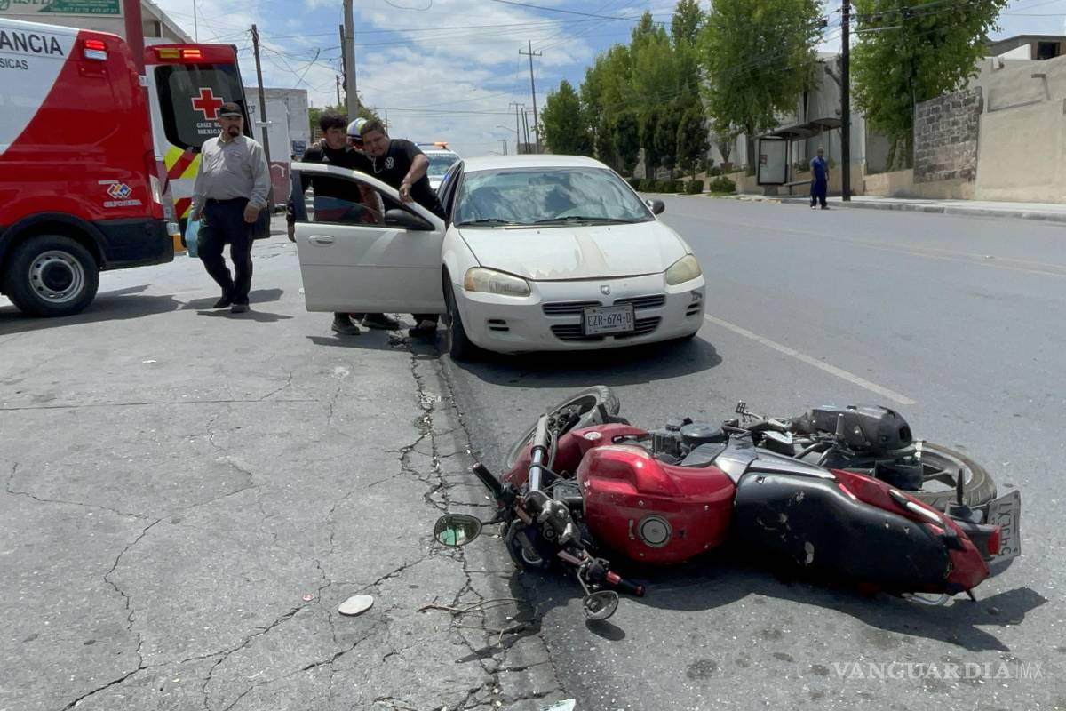 Saltillo: joven motociclista termina herido luego de que taxi le quitara el paso