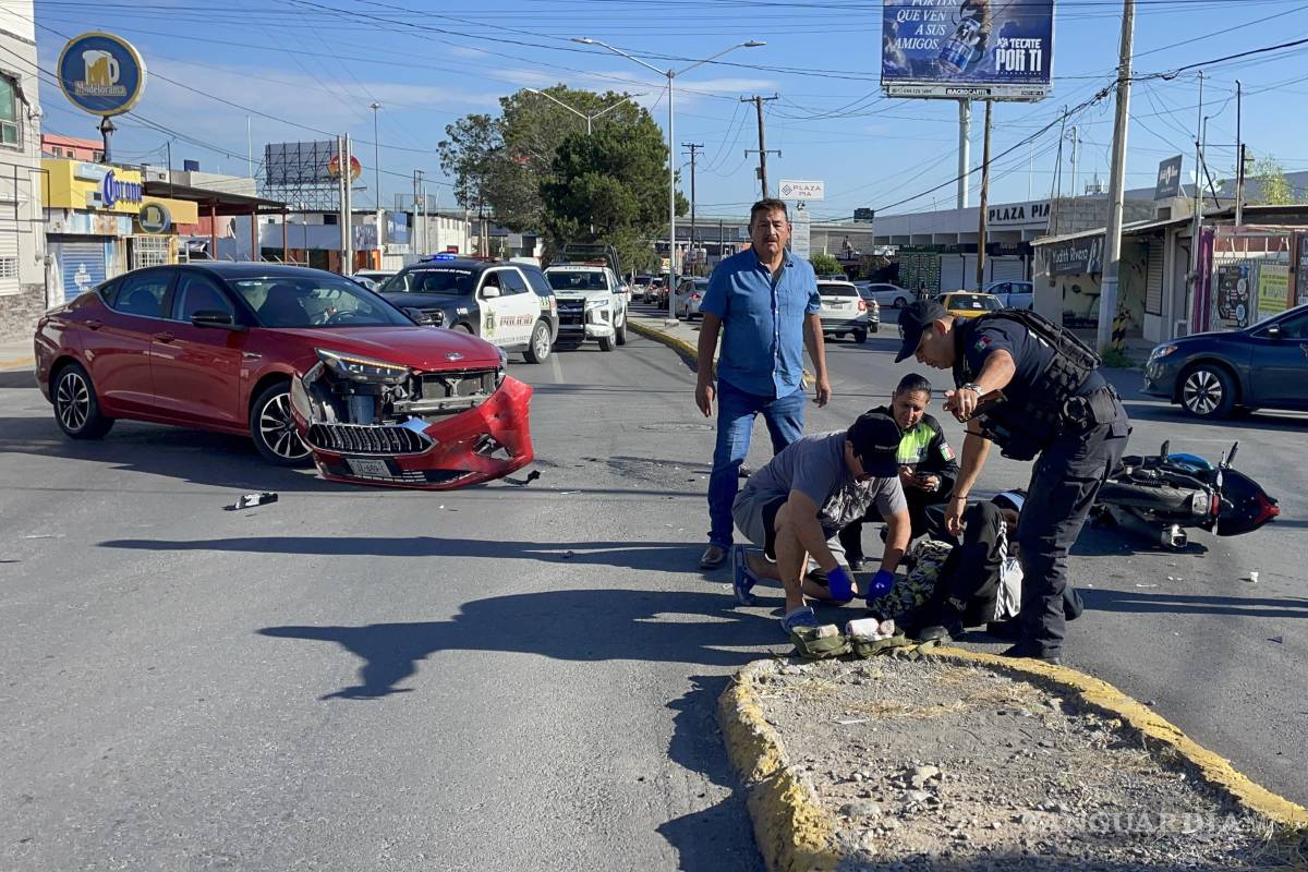 Motociclista de 16 años termina con fractura al impactarse contra vehículo, al oriente de Saltillo