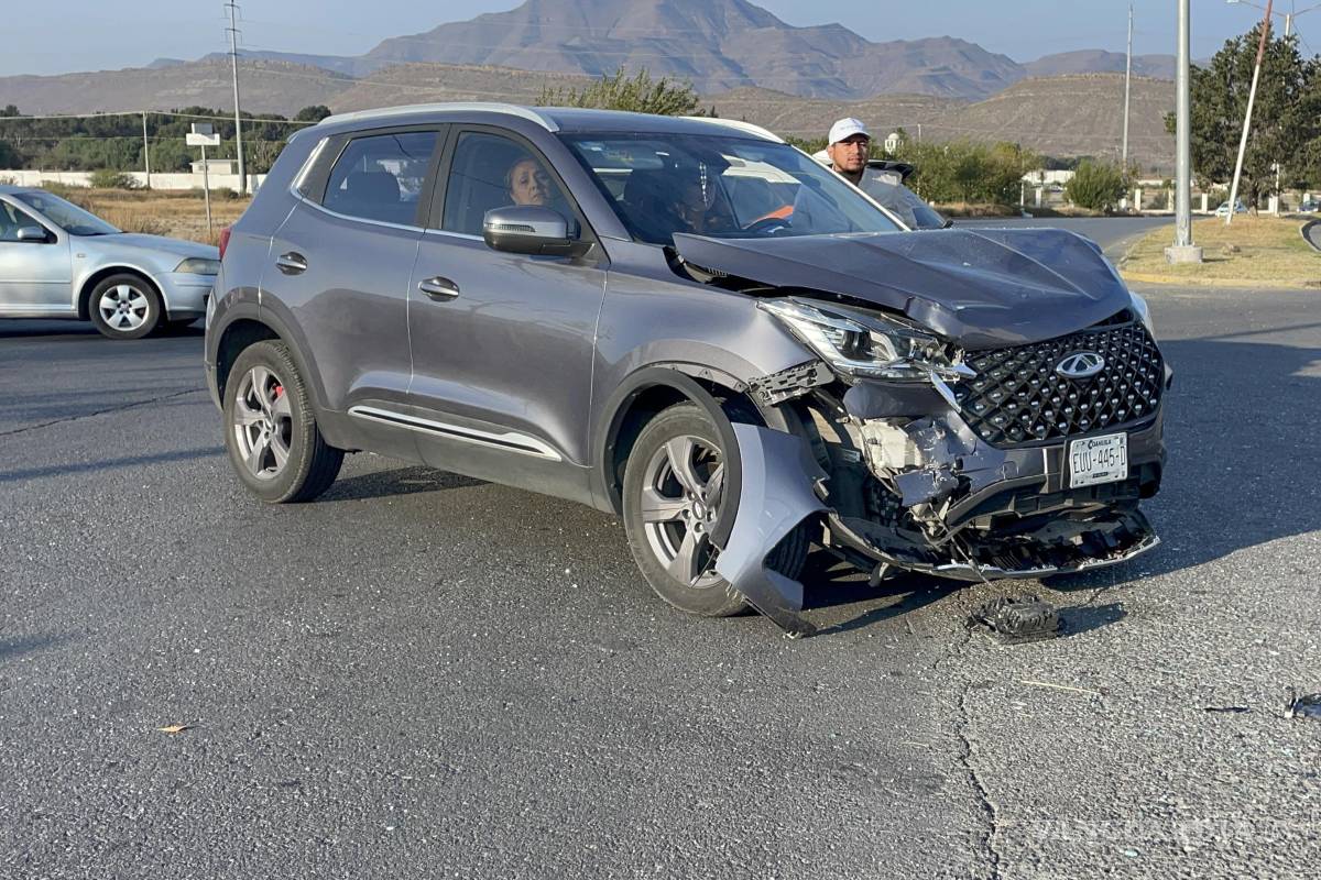 Se atraviesa taxista y causa choque al sur de Saltillo; provoca caos vial